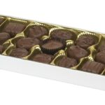 Weiße Schachtel mit gefüllten Schokoladenpralinen