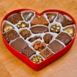Herzförmige Pralinenschachtel mit gemischten Pralinen