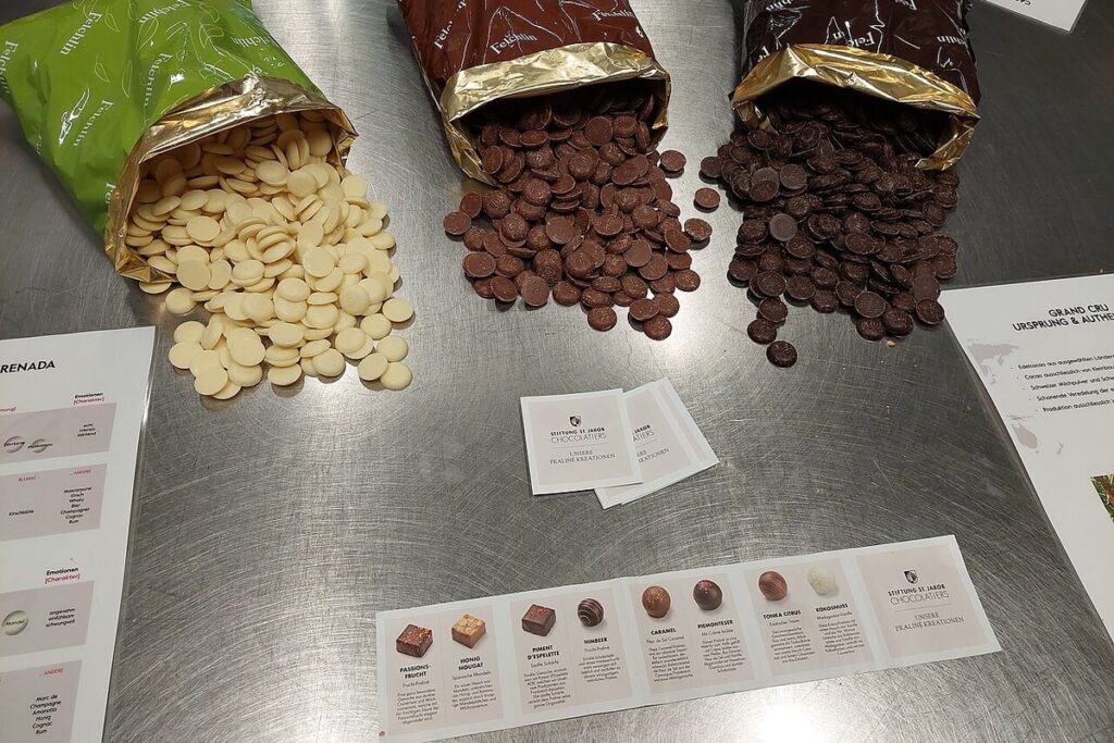 Verschiedene Schokoladen-Drops und Verkostungsnotizen auf einem Tisch