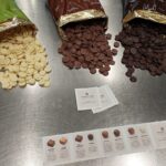 Verschiedene Schokoladen-Drops und Verkostungsnotizen auf einem Tisch