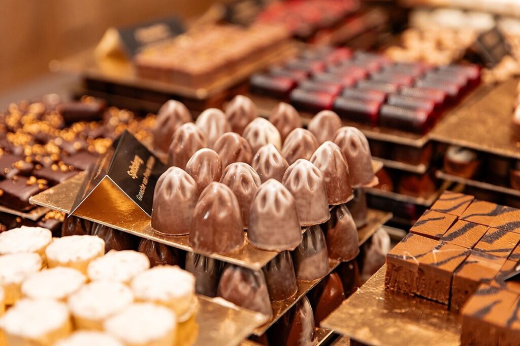 Auslage einer Chocolaterie mit verschiedenen Pralinen und Schokoladen