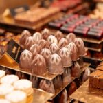 Auslage einer Chocolaterie mit verschiedenen Pralinen und Schokoladen