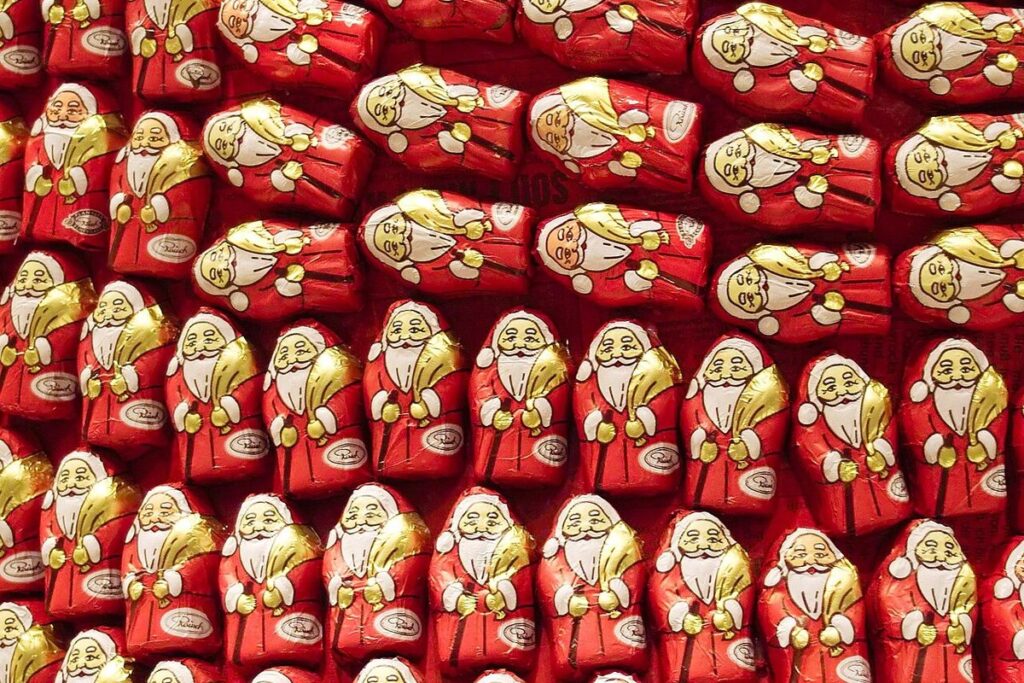 Viele in rote Folie verpackte Schokoladen-Weihnachtsmänner