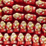 Viele in rote Folie verpackte Schokoladen-Weihnachtsmänner