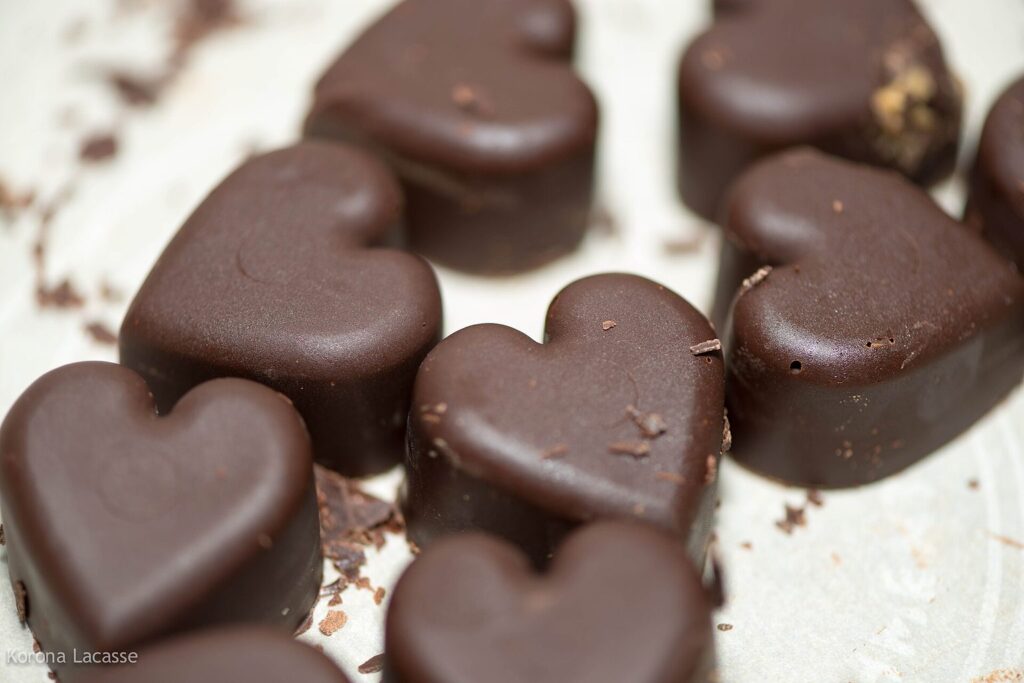 Herzförmige Pralinen aus dunkler Schokolade
