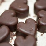Herzförmige Pralinen aus dunkler Schokolade