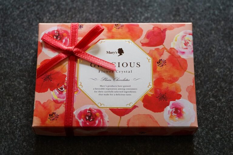 Mit roter Schleife verpackte Geschenkschachtel mit Schokolade