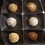 Schachtel mit dunklen und hellen Schokoladentrüffeln