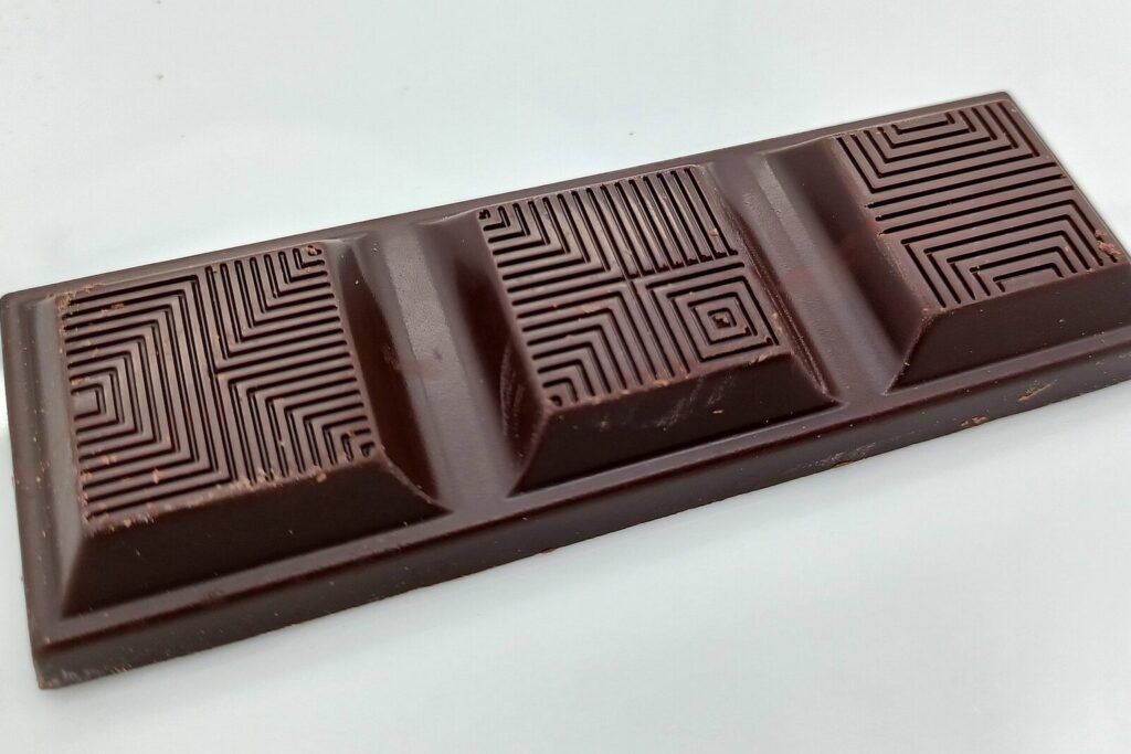 Tafel dunkle Schokolade mit geprägtem Muster