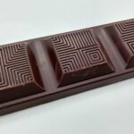 Tafel dunkle Schokolade mit geprägtem Muster