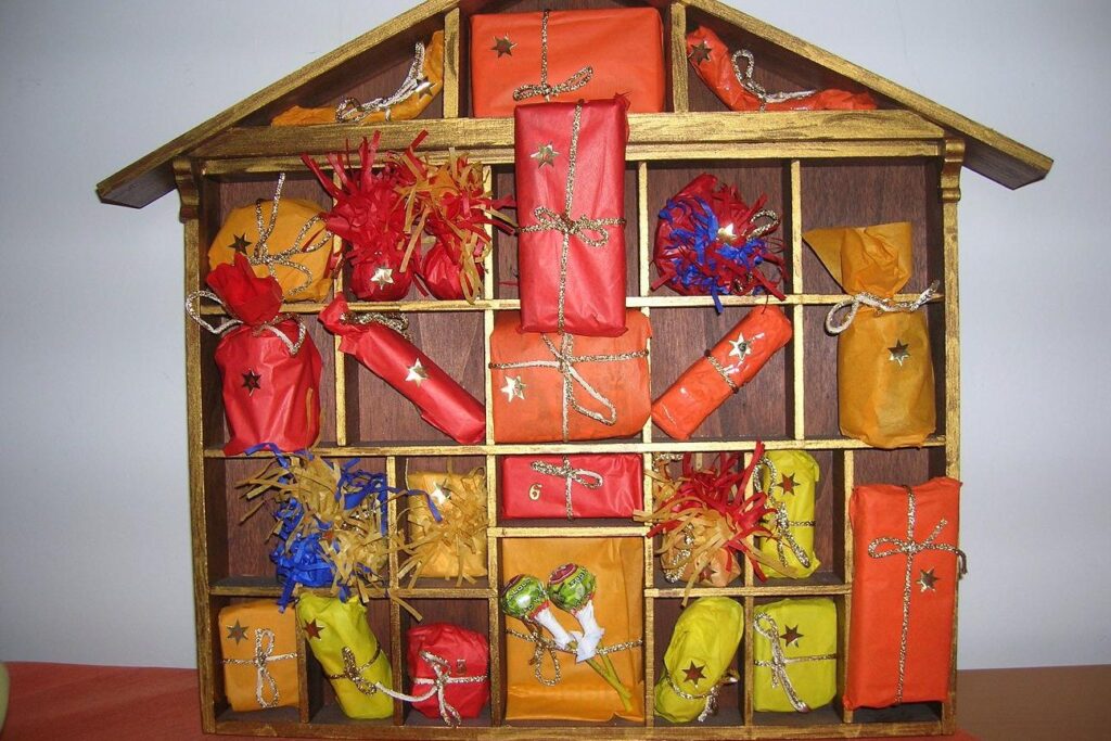 Selbst gebastelter Adventskalender aus Holz mit kleinen verpackten Geschenken