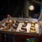Tablett mit Stücken verschiedener handgemachter Schokoladen bei einer Verkostung