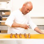 Pralinen werden in einem Confiserie-Atelier von Hand gefertigt