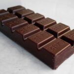Eine Tafel dunkle Schokolade auf hellem Untergrund